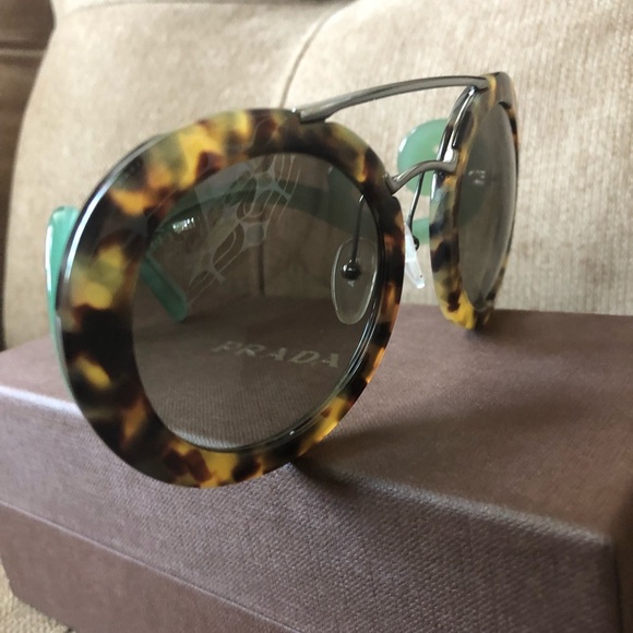 PRADA SUNGLASSES 😎 - Picture 2 of 7